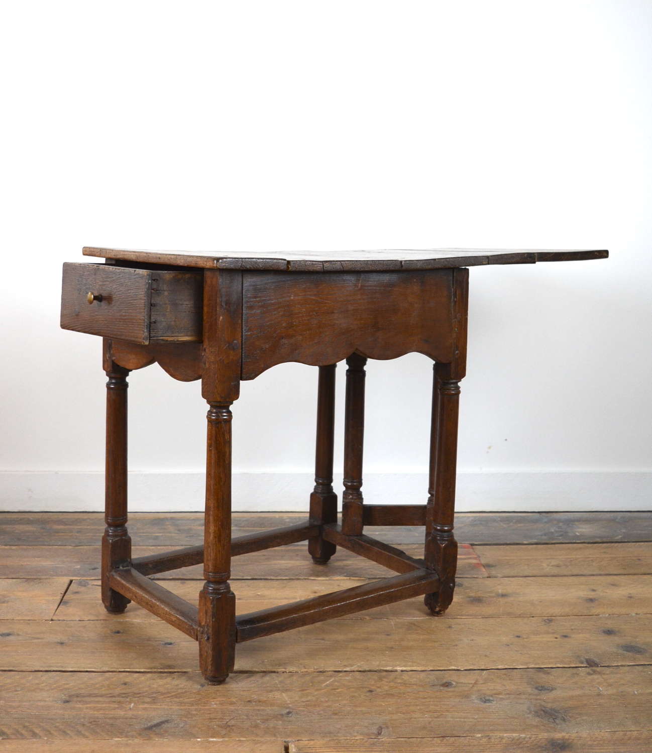 EARLY 19TH CENTURY SINGLE DROP LEAF TABLE